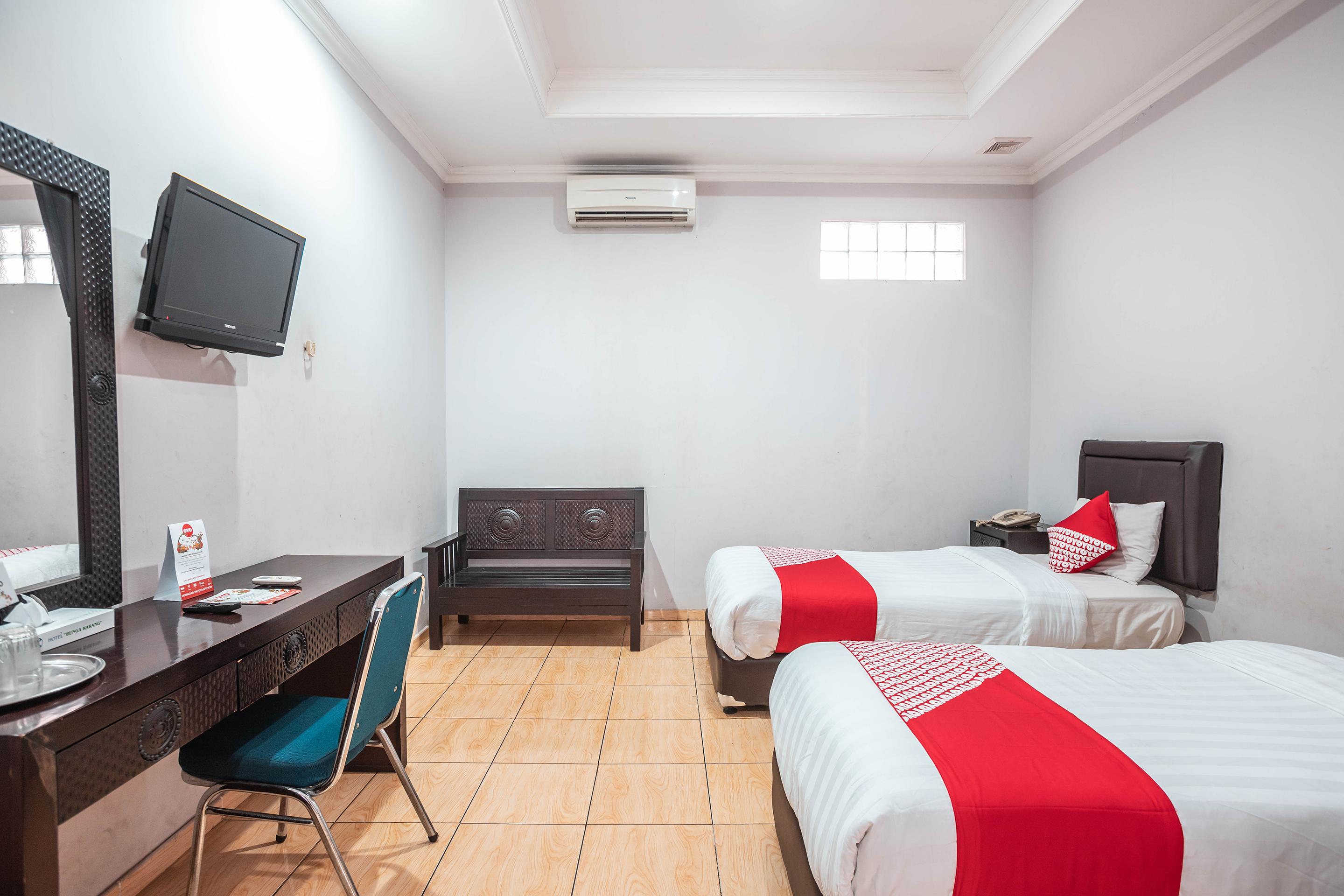 Super Oyo 686 Bunga Karang Hotel Bekasi Eksteriør billede