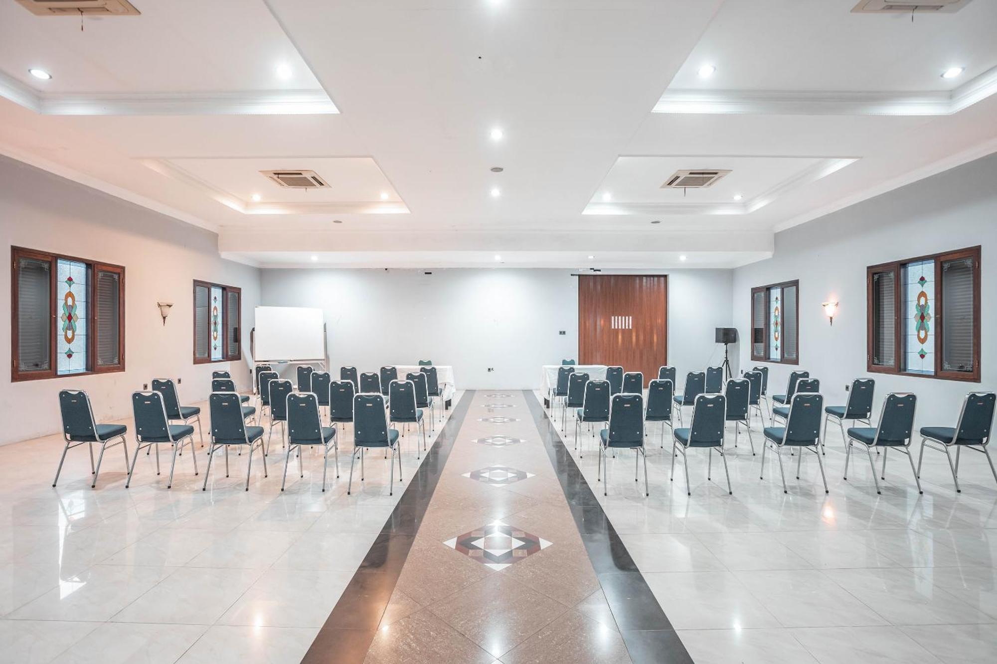 Super Oyo 686 Bunga Karang Hotel Bekasi Eksteriør billede